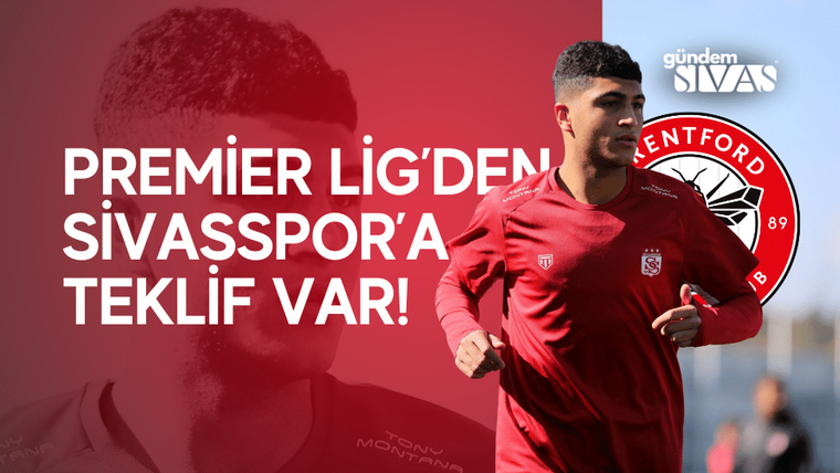 Kırmızı formasıyla bir futbolcu, hareket halinde sahada koşuyor.