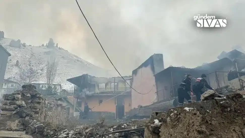 Divriği'de 5 Ev Yanarak Kül Oldu