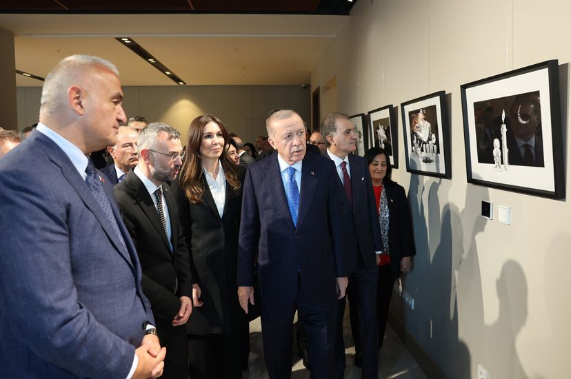 Cumhurbaşkanı Erdoğan ve Çiğdem Karaaslan 'Hanzala Sergisi'ni gezdi