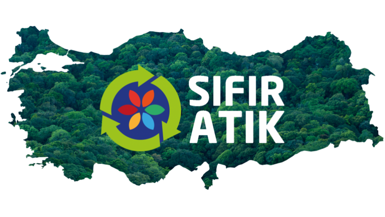 Orman dokusuyla kaplı Türkiye silueti üzerinde geri dönüşüm simgesi ve "SIFIR ATIK" yazısı bulunuyor.