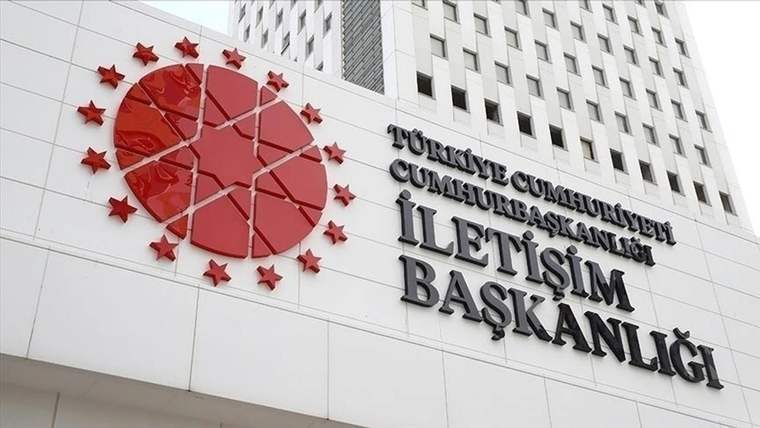 Beyaz bina cephesinde kırmızı yıldızlı amblem ve “İletişim Başkanlığı” yazısı görülüyor.