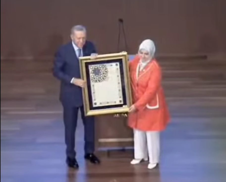 "Gömleğin Mavisi" Tılsımlı Tablo, Cumhurbaşkanı Erdoğan’a Takdim Edildi
