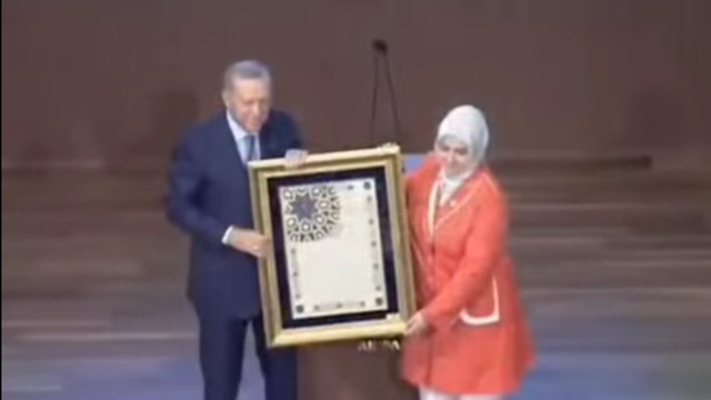 "Gömleğin Mavisi" Tılsımlı Tablo, Cumhurbaşkanı Erdoğan’a Takdim Edildi