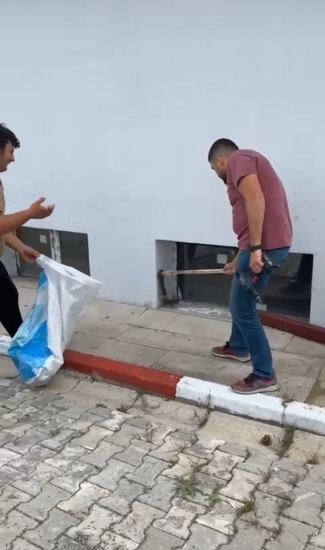 Okulda Paniğe Neden Olan Yılan Öğretmen Tarafından Yakalandı
