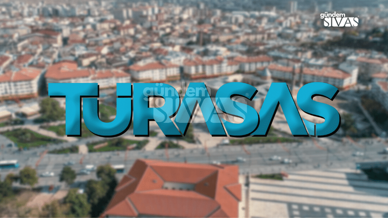 TÜRAŞAŞ yazılı bir tabela, arka planda Sivas şehir manzarasıyla birlikte görünmekte.