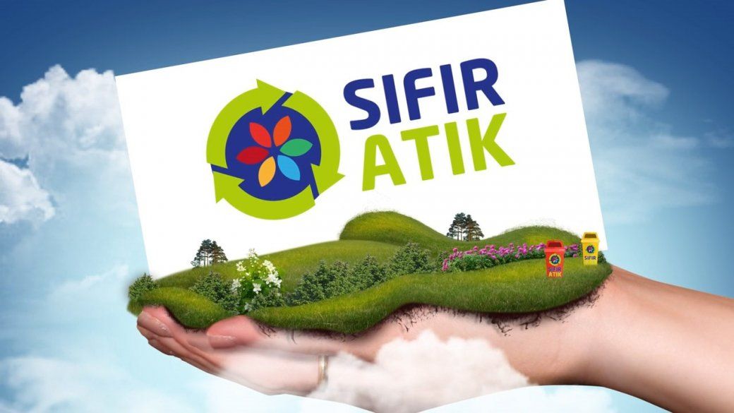 Bir elin üzerinde yeşil bir tepe ve çiçekler var, tepenin üzerinde "SIFIR ATIK" yazılı bir tabela duruyor.