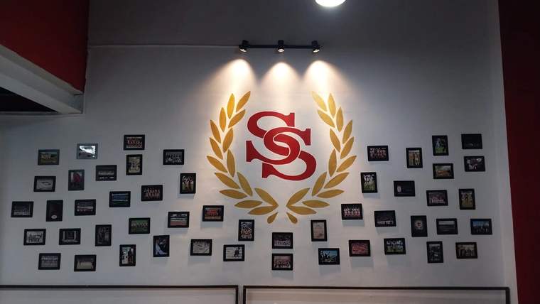 Duvarın ortasında Sivasspor logosu, etrafında çeşitli fotoğraflar çerçevelenmiş.