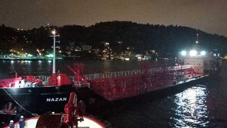 Gece saatlerinde İstanbul Boğazı'nda arıza yapan bir tanker, su üzerinde duruyor.