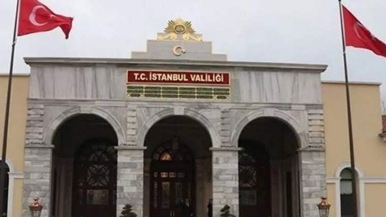 Üzerinde “T.C. İstanbul Valiliği” yazan taş binanın girişinde üç kemerli kapı ve Türk bayrakları görülüyor.