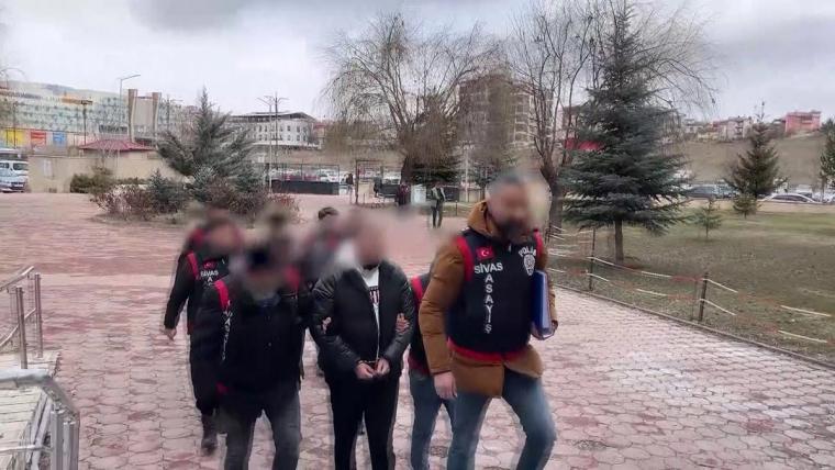Sivas Merkezli 2,4 Milyon TL’lik Gayrimenkul Dolandırıcılığı: Mersin ve İzmir’de Eş Zamanlı Operasyon, 1 Tutuklama