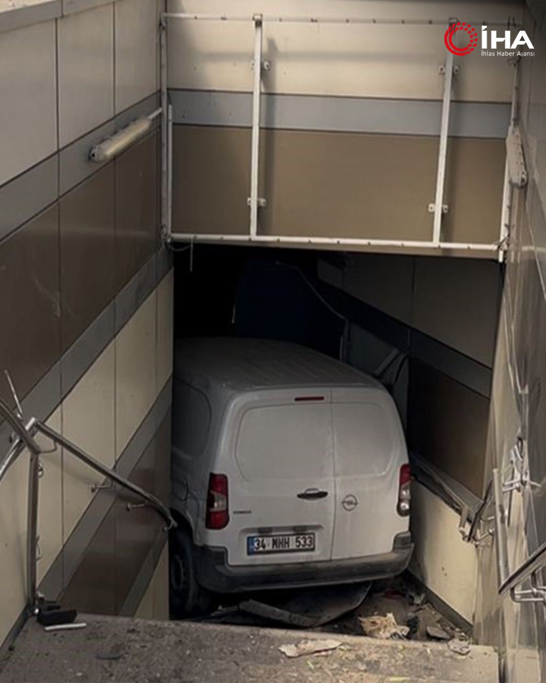 Bursa'da Otomobil Metro İstasyonuna Dalarken Sürücü Yaralandı
