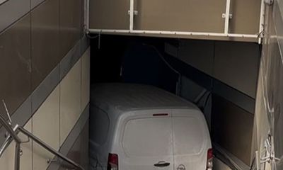 Bursa'da Otomobil Metro İstasyonuna Dalarken Sürücü Yaralandı