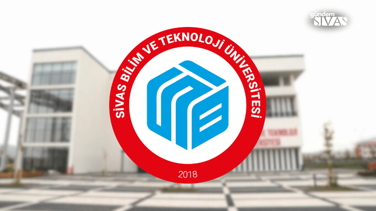 Sivas Bilim ve Teknoloji Üniversitesi'nin logosu, arka planda üniversite binası görünmekte.