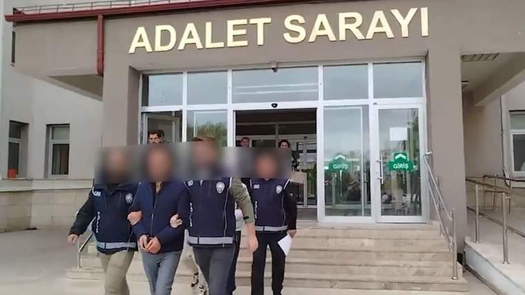 Adalet Sarayı'nın önünde, gözaltındaki kişiler polis tarafından götürülüyor.