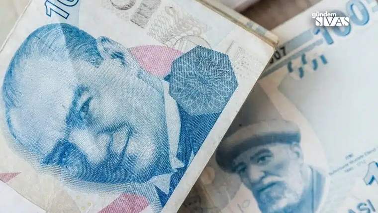 Üzerinde Atatürk resmi bulunan 100 TL banknot, başka bir banknotla birlikte yer alıyor.