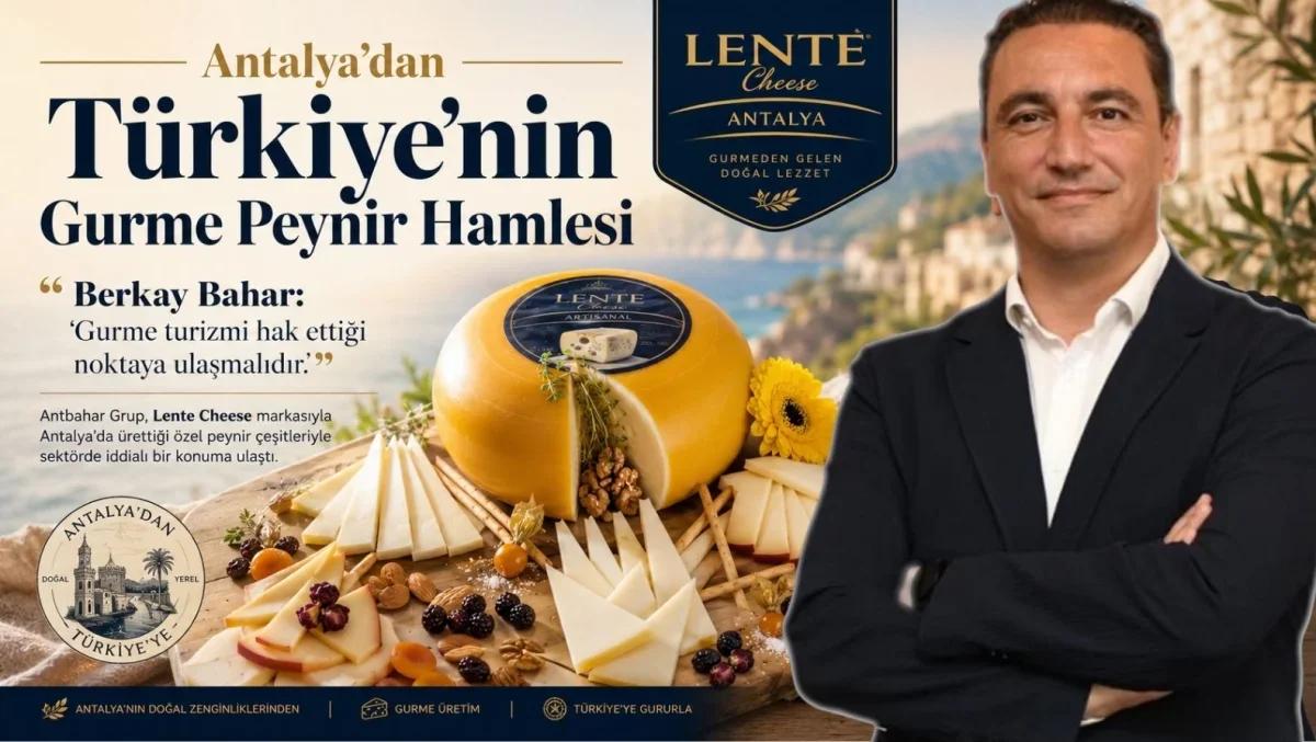 Bir adam, peynir çeşitlerinin yer aldığı bir tezgahın önünde duruyor.