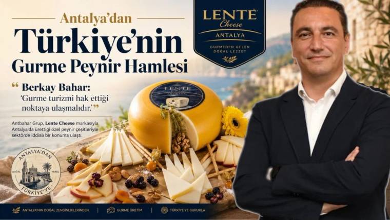 Bir adam, peynir çeşitlerinin yer aldığı bir tezgahın önünde duruyor.