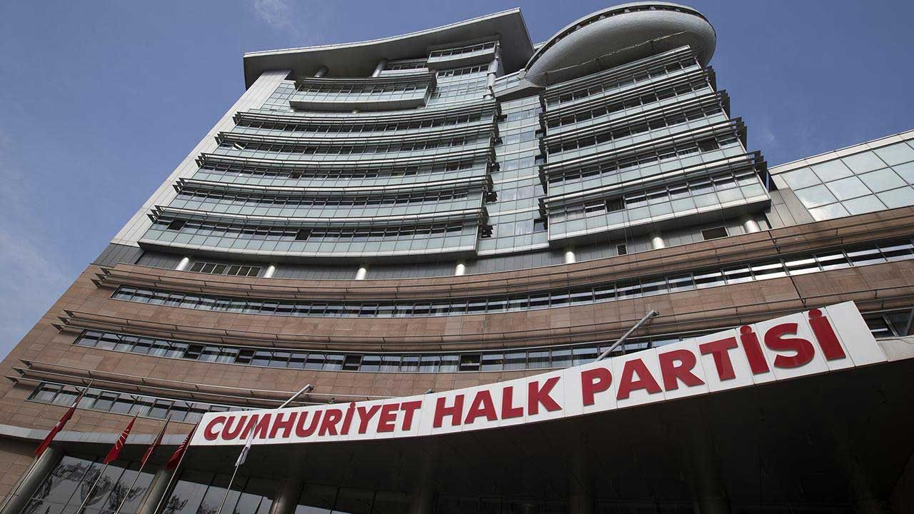 Cam cepheli yüksek binanın girişinde, üzerinde Cumhuriyet Halk Partisi yazılı büyük bir tabela bulunuyor.