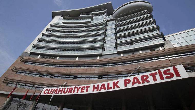 Cam cepheli yüksek binanın girişinde, üzerinde Cumhuriyet Halk Partisi yazılı büyük bir tabela bulunuyor.