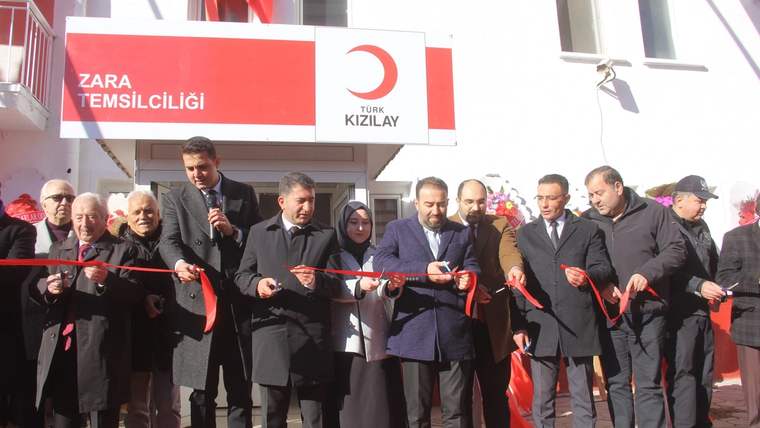 Türk Kızılay Zara Temsilciliği'nin yeni hizmet binasının önünde kurdele kesme töreni yapılıyor.