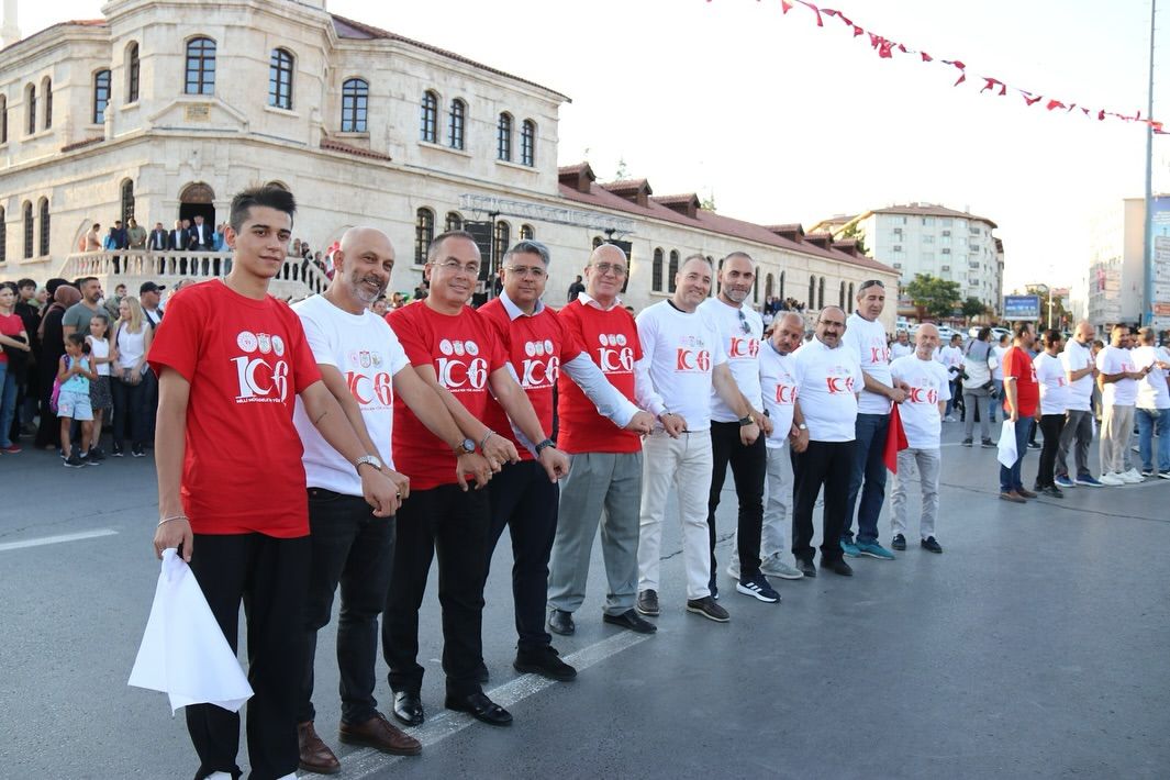 Sivas'ta 1058 Kişilik Halay ile 4 Eylül Coşkusu
