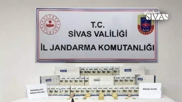 Üzerinde Sivas Valiliği İl Jandarma Komutanlığı yazan tabela önünde, çok sayıda paket ve poşet sergileniyor.