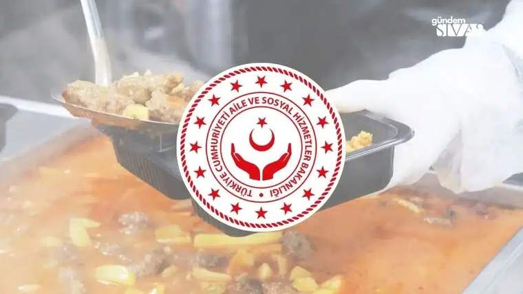 Tezgâhta yemek dolu metal kaplar ve önünde Aile ve Sosyal Hizmetler Bakanlığı logosu görülüyor.