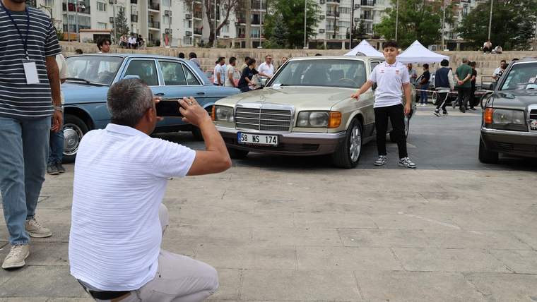 Yıllara meydan okuyan klasik otomobiller görücüye çıktı