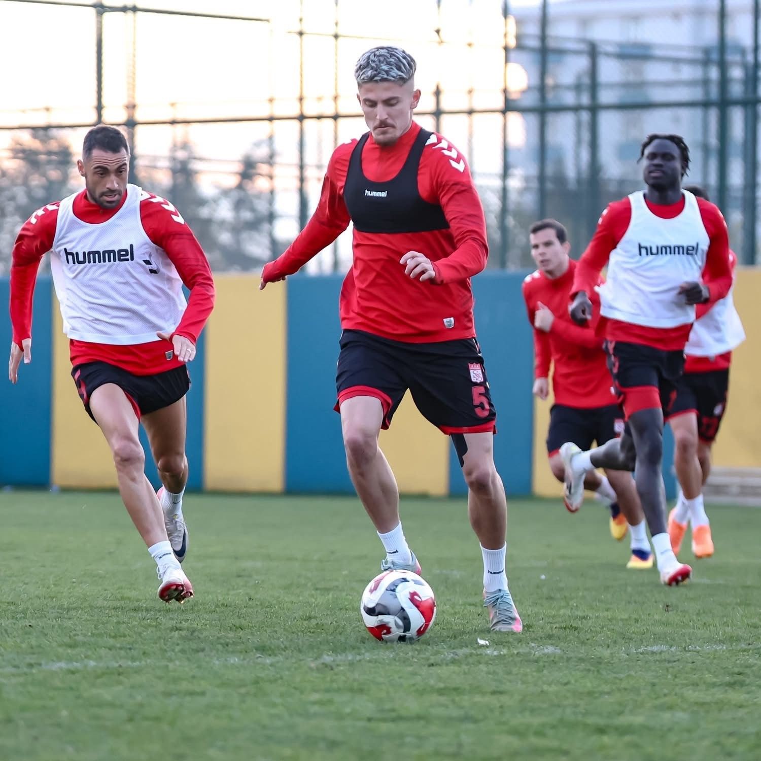 İstanbulspor – Sivasspor Deplasmanda Kritik Hazırlığı Tamamladı