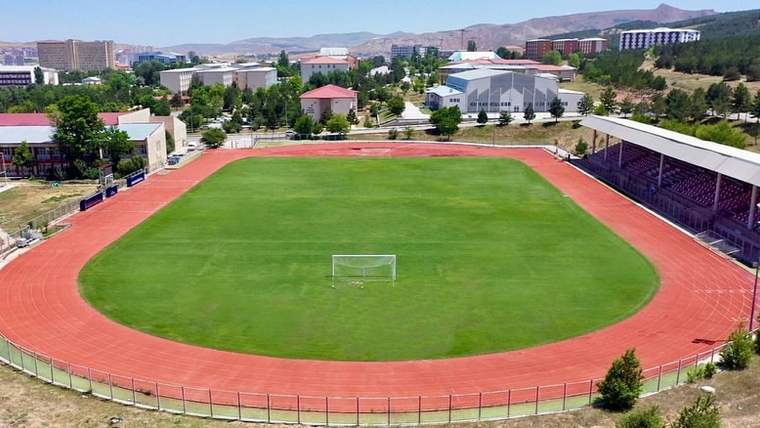 Sivas Cumhuriyet Üniversitesi'nde yer alan bir futbol sahası, etrafında spor alanları ve binalar görünmekte.