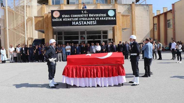 Sivas Cumhuriyet Üniversitesi Hastanesi önünde, Türk bayrağına sarılı tabut ve askeri kıyafetli nöbetçiler.