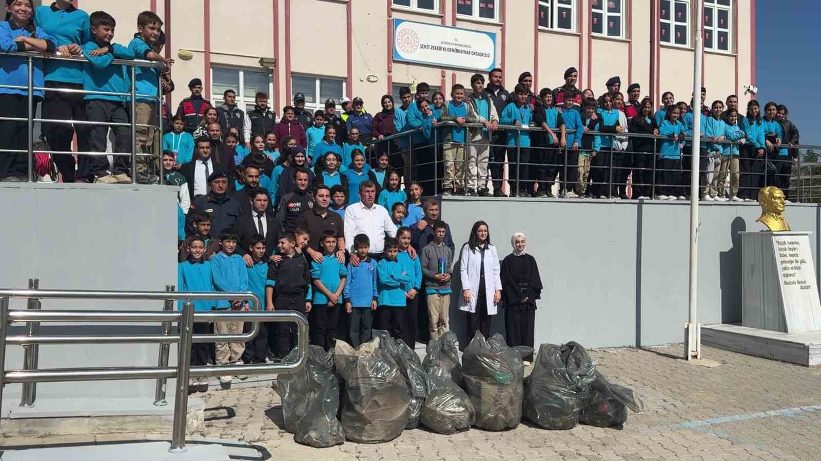 Altınyayla’da öğrenciler ve yöneticiler okul bahçesini temizledi