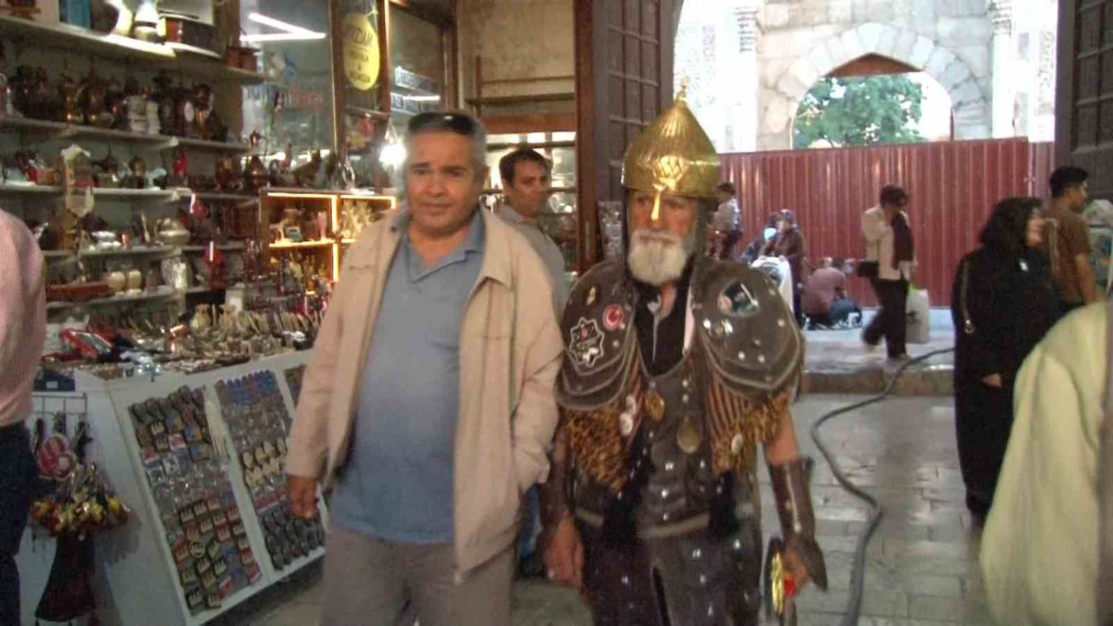 Sivas caddelerinde Sultan Alparslan kıyafetiyle tarih anlattı