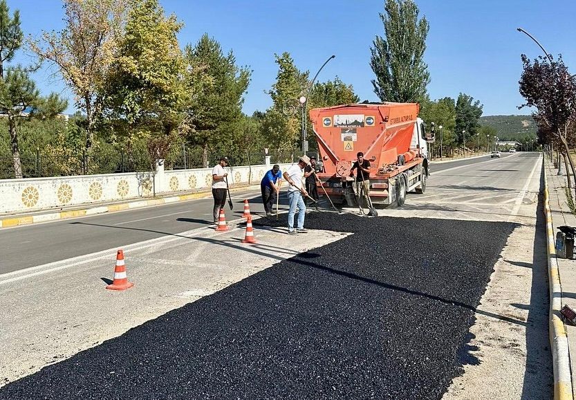 Sivas Cumhuriyet Üniversitesi Kampüsünde Yol Bakım ve Onarım Çalışmaları Sürüyor