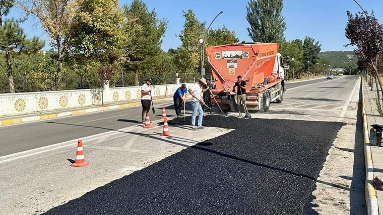 Sivas Cumhuriyet Üniversitesi Kampüsünde Yol Bakım ve Onarım Çalışmaları Sürüyor