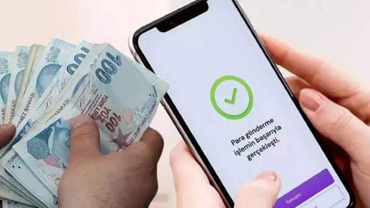 Bir elde Türk lirası banknotları, diğer elde para gönderme işleminin başarıyla gerçekleştiğini gösteren telefon bulunuyor.