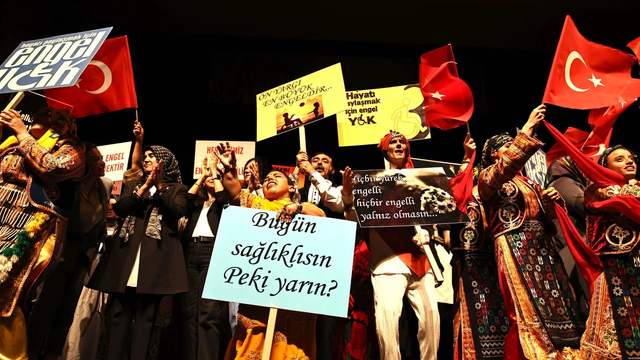 Sivas’ta Engeller Sahnede Aşıldı: Engelli Bireyler Sahne Gösterileriyle Gönülleri Fethetti