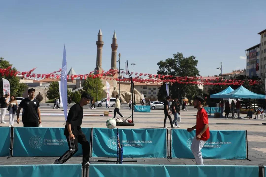 Sivas'ta Gençlik Festivali Coşkusu: Sporla Sağlıklı Yaşam Farkındalığı