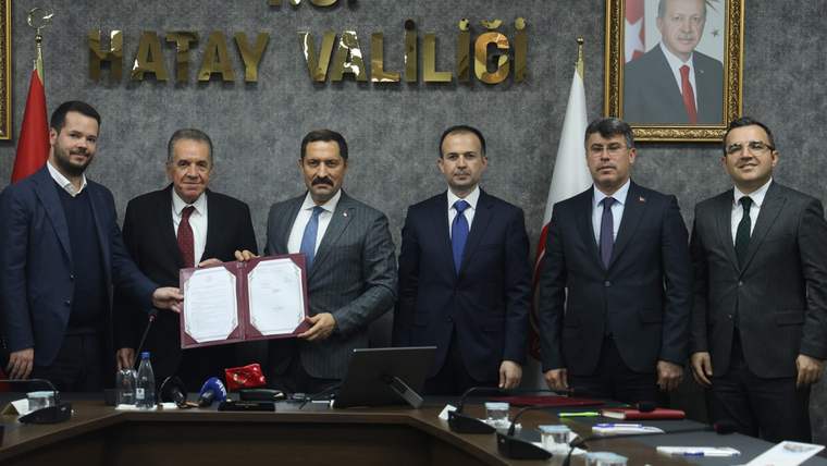 Hatay Valiliği'nde, iş insanı ve yetkililerin katıldığı bir protokol imza töreni.