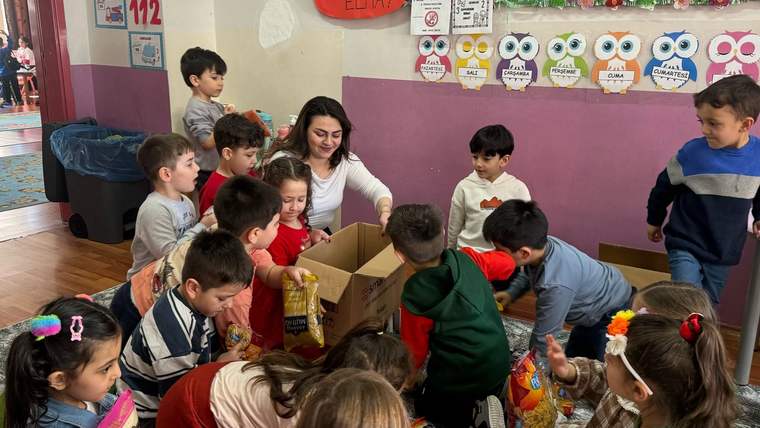 Kars'ta anaokulu öğrencilerinden anlamlı davranış - Birlik Haber Ajansı