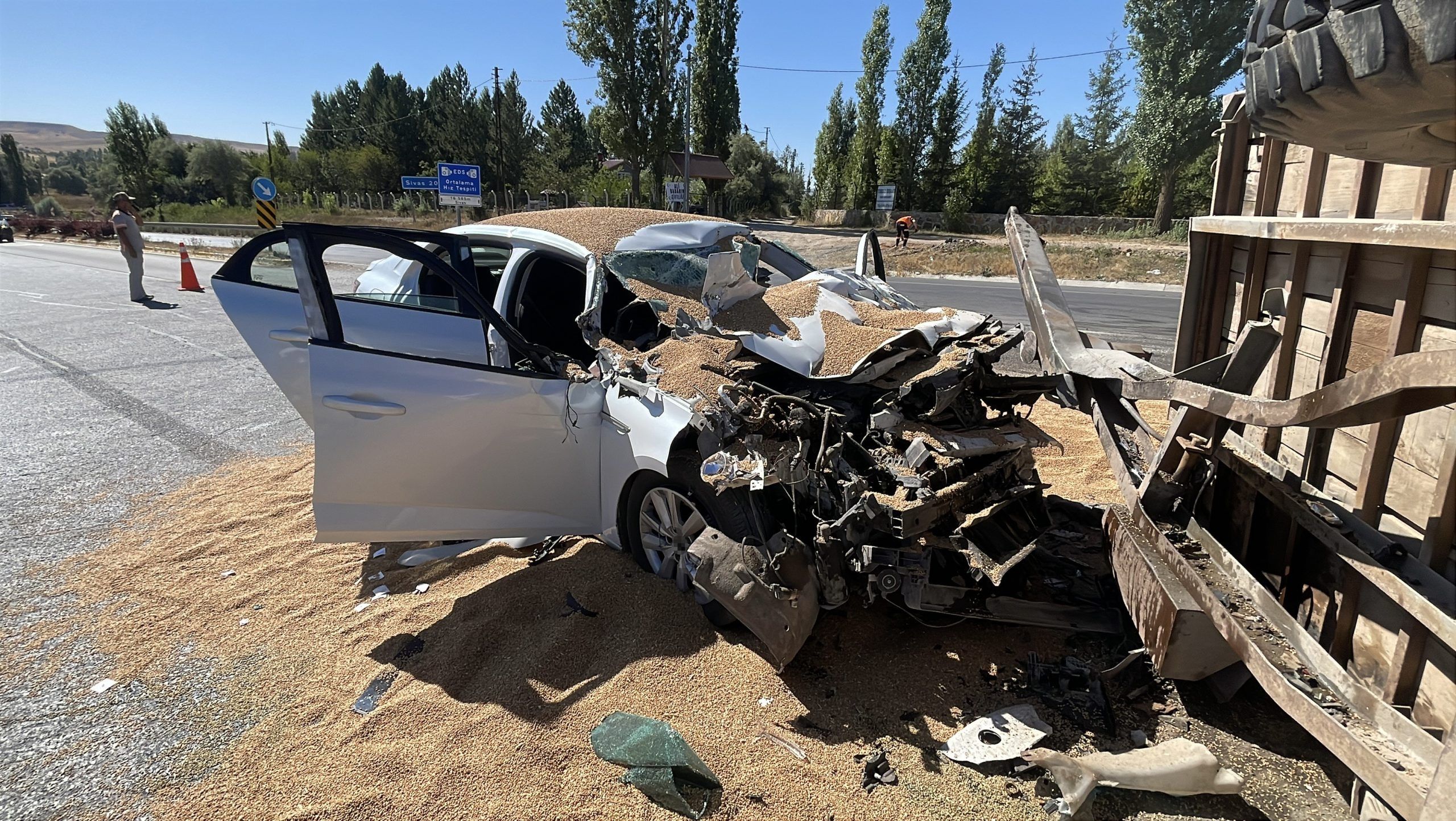 Sivas'ta Traktörün Kontrolsüz Manevrası: Buğday Yüklü Römorka Çarpışta 3 Yaralı