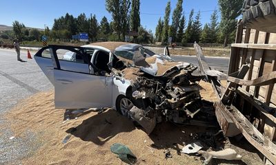Sivas'ta Traktörün Kontrolsüz Manevrası: Buğday Yüklü Römorka Çarpışta 3 Yaralı