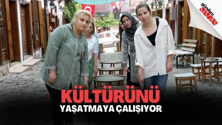 Dar bir sokakta dört kadın, çevresindeki masa ve sandalyelerin yanında duruyor; üstte Türk bayrakları görülüyor.