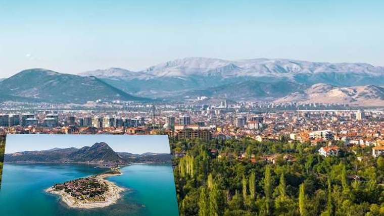 Isparta il merkezinin ve çevresindeki dağlık alanların panoramik görünümü.