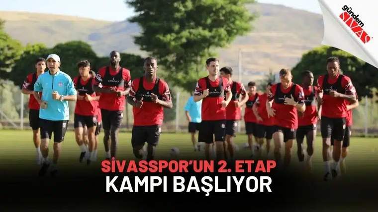 Antrenman yapan futbolcular, açık alanda koşu yapıyorlar.