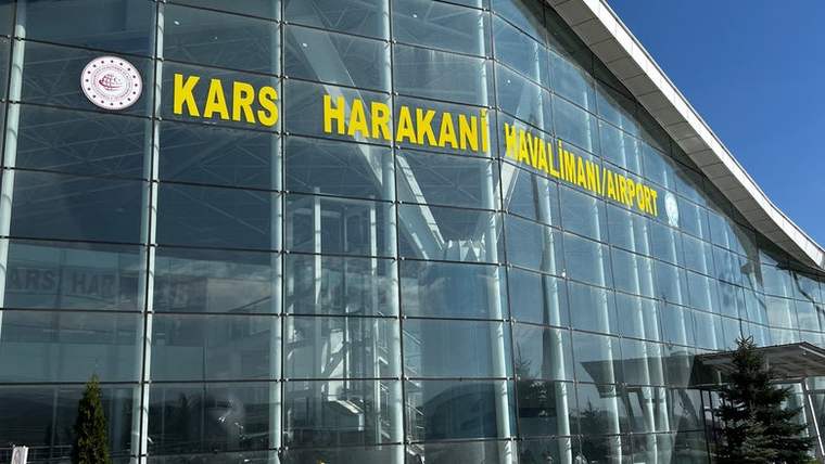 İzmir Kars uçağına hava muhalefeti engeli - Birlik Haber Ajansı