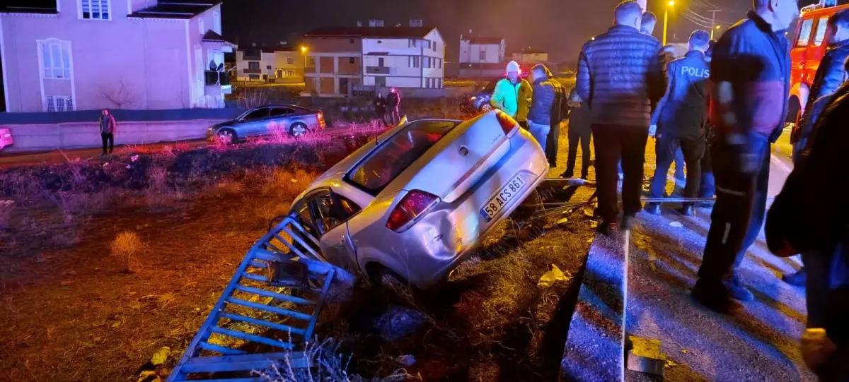 Sivas’ta Gece Yarısı Korkutan Kaza: Bariyerlere Çarpan Otomobilde 1’i Ağır 2 Yaralı