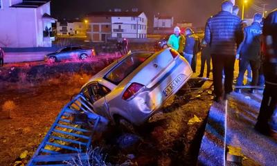 Sivas’ta Gece Yarısı Korkutan Kaza: Bariyerlere Çarpan Otomobilde 1’i Ağır 2 Yaralı