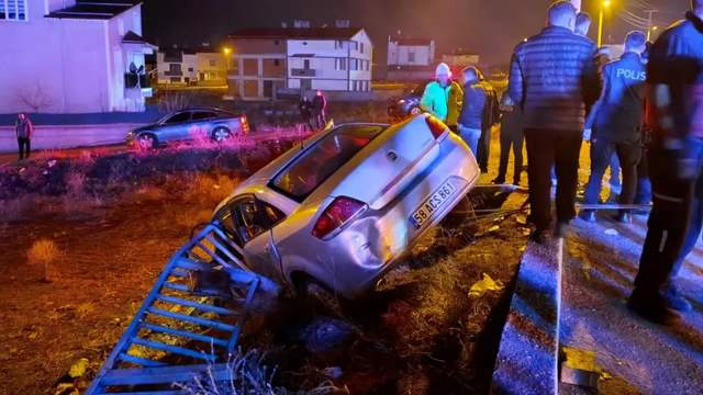 Sivas’ta Gece Yarısı Korkutan Kaza: Bariyerlere Çarpan Otomobilde 1’i Ağır 2 Yaralı