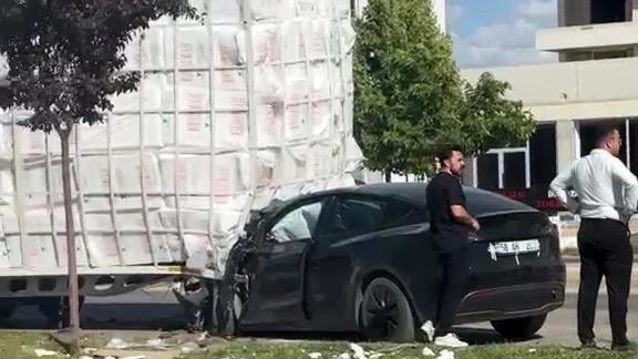Dorseye Çarpan Otomobil Hurdaya Döndü!